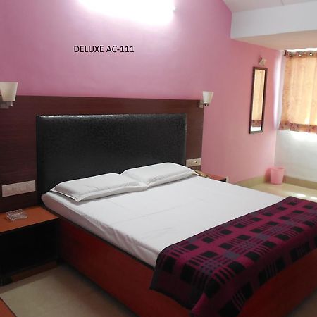 Hotel Silver Springs Αχμπανταμπάντ Εξωτερικό φωτογραφία