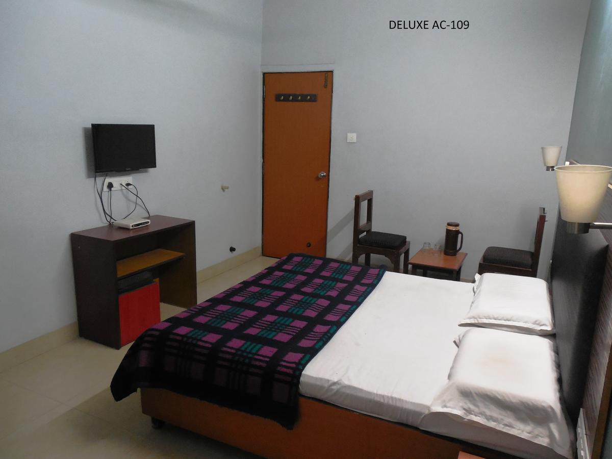 Hotel Silver Springs Αχμπανταμπάντ Εξωτερικό φωτογραφία