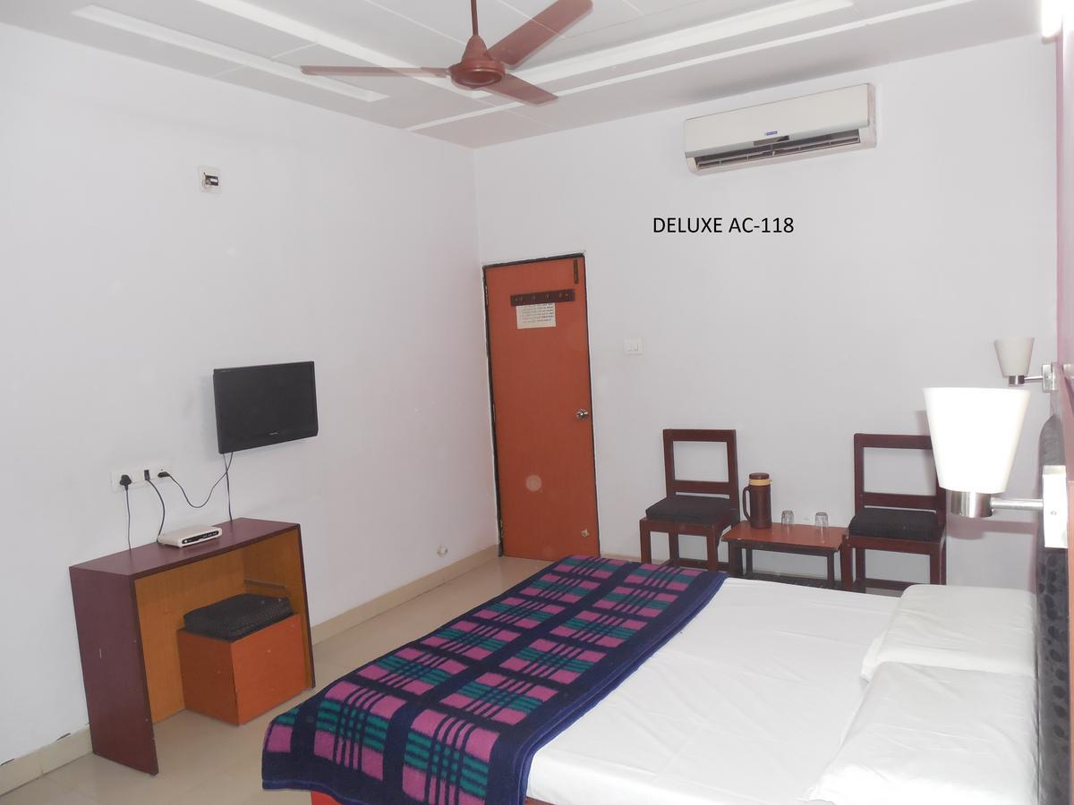 Hotel Silver Springs Αχμπανταμπάντ Εξωτερικό φωτογραφία