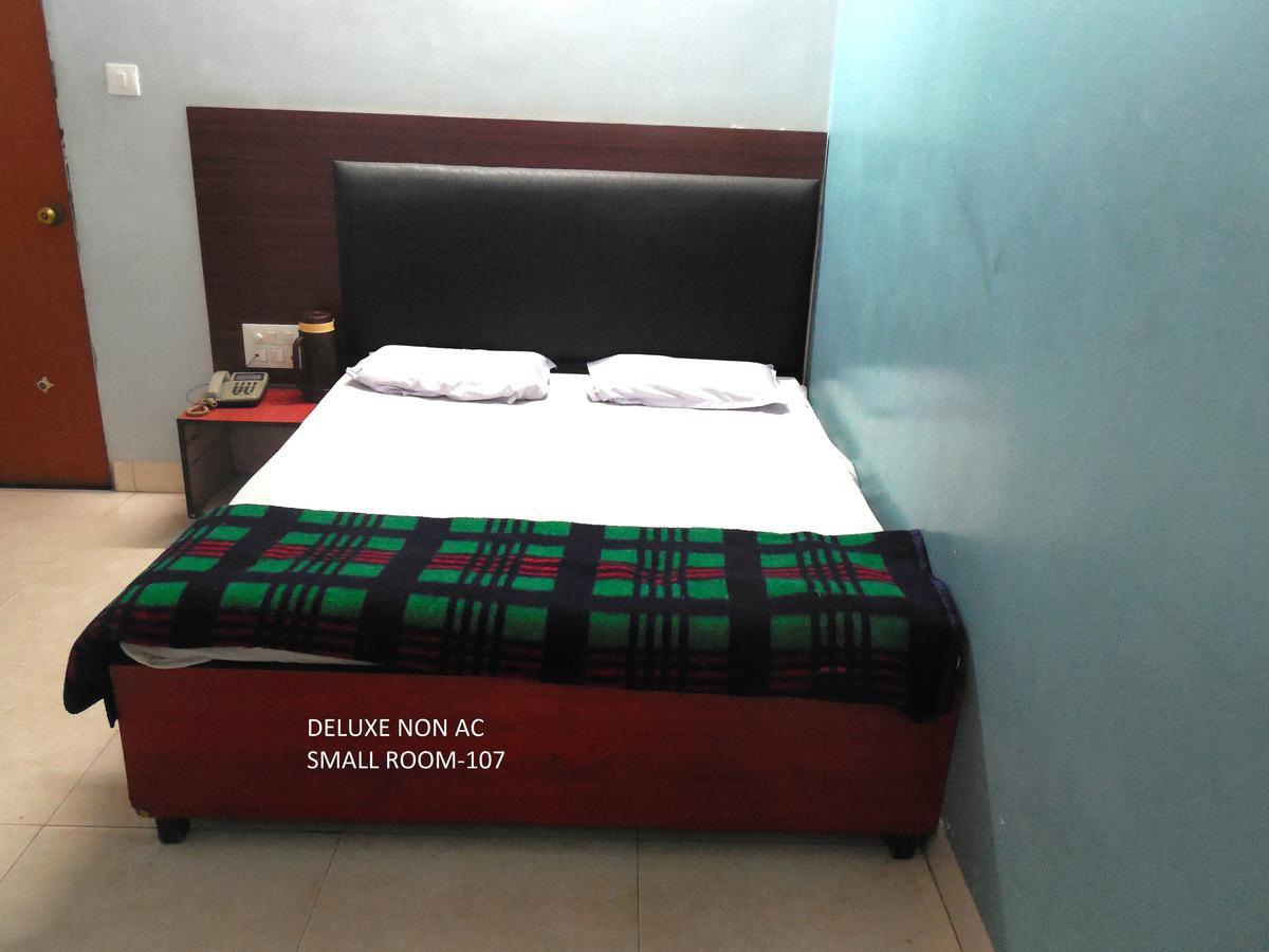 Hotel Silver Springs Αχμπανταμπάντ Εξωτερικό φωτογραφία