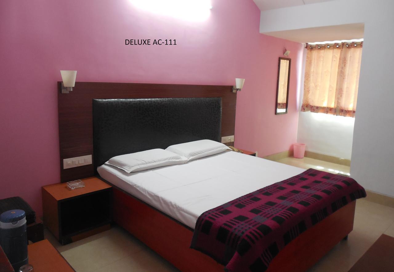Hotel Silver Springs Αχμπανταμπάντ Εξωτερικό φωτογραφία