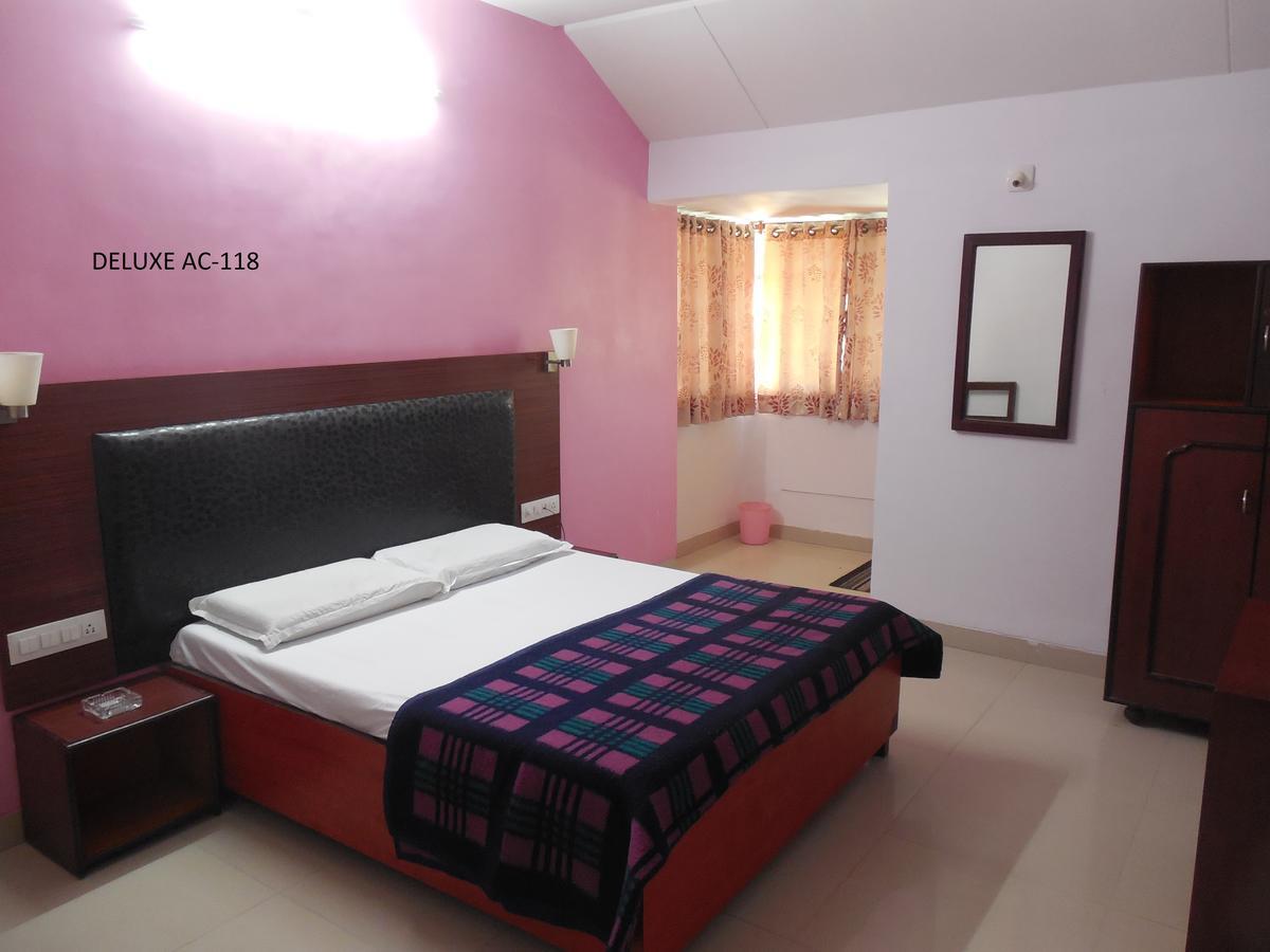 Hotel Silver Springs Αχμπανταμπάντ Εξωτερικό φωτογραφία