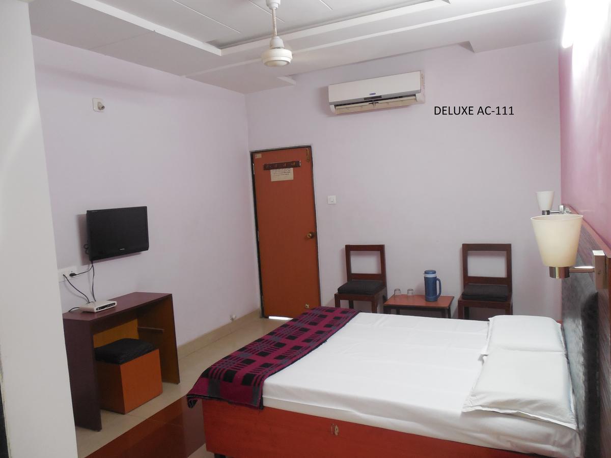 Hotel Silver Springs Αχμπανταμπάντ Εξωτερικό φωτογραφία