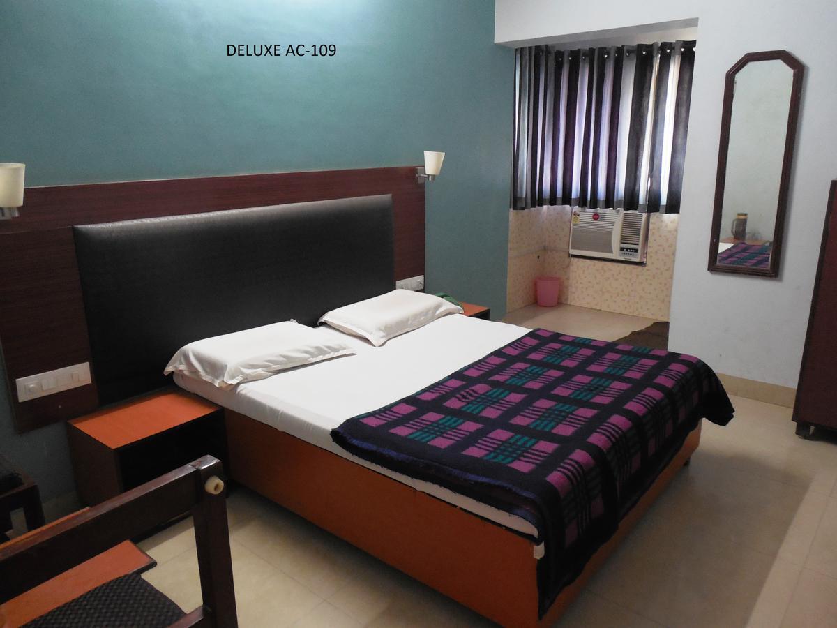 Hotel Silver Springs Αχμπανταμπάντ Εξωτερικό φωτογραφία