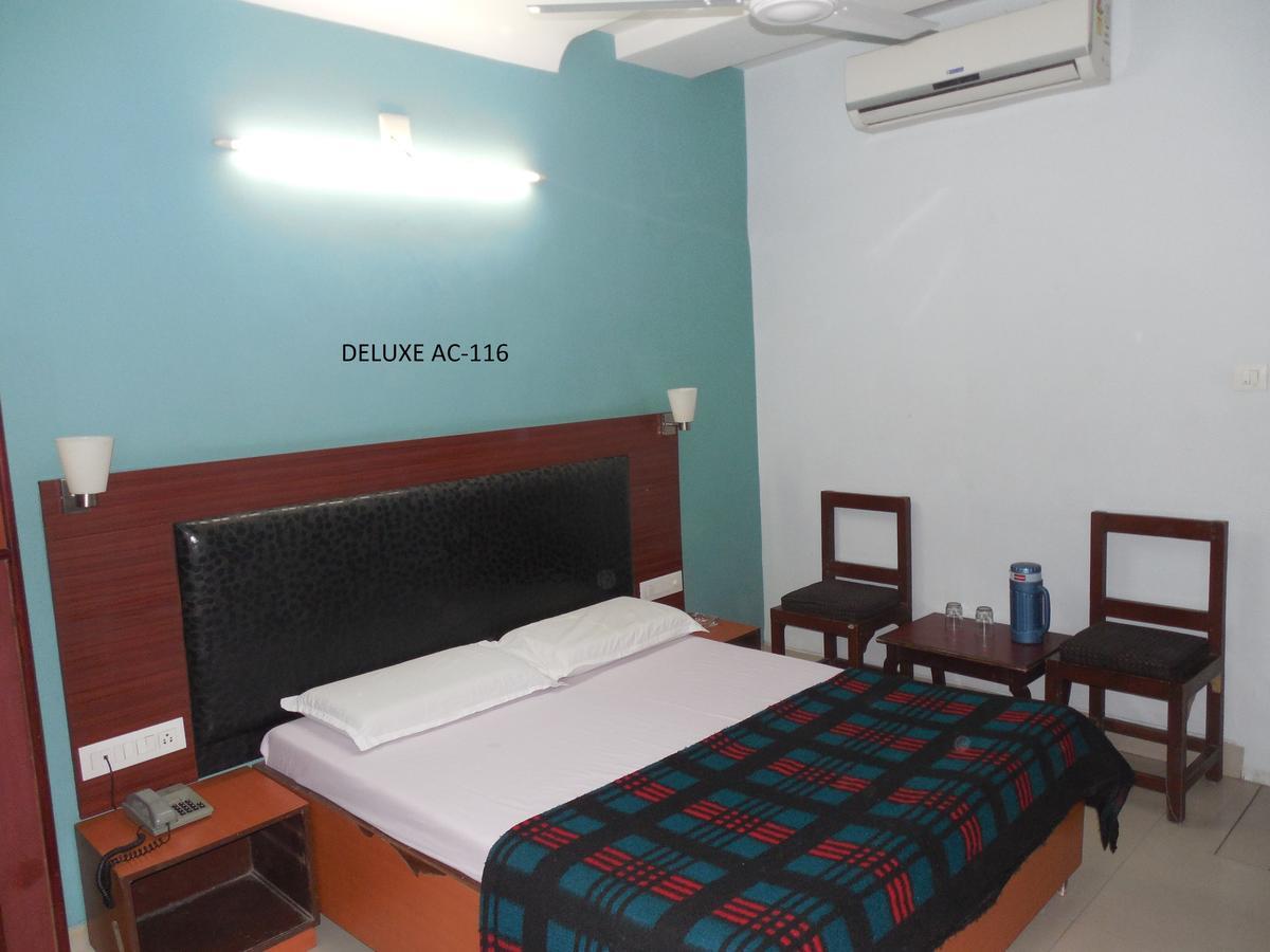 Hotel Silver Springs Αχμπανταμπάντ Εξωτερικό φωτογραφία